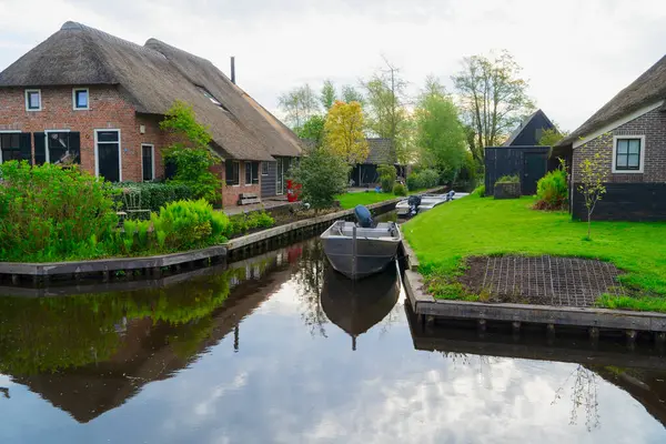 Hollanda 'nın kırsal kesiminde geleneksel küçük bir kasaba olan Giethoorn, Hollanda kanalları var.