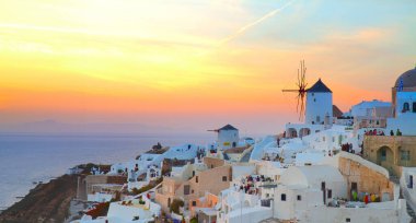 Oia Famouse altın günbatımı tonda yel değirmeni, Santorini, ile