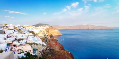 volkan caldera görünümü ile renkli evlerin Oia, Santorini Island, Yunanistan