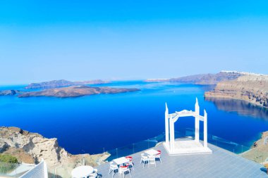 Caldera manzaralı kafe masası, düğün kemeri, Santorini güzel ayrıntılar.