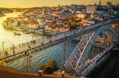 Eski kasaba Porto 'nun renkli manzarası, geceleri ünlü köprüsü olan Portekiz, Douro nehri üzerinde köprüsü olan Ponte Dom Luis. Oporto, turistik Akdeniz şehri