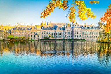 Binnenhof - Hollanda Parlamentosu ile yansımaları Hofvijver gölet, Lahey, Hollanda'nın