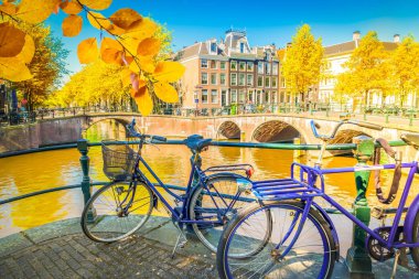 bisikletler, evler ve amsterdam köprüsü sonbaharda eski Avrupa şehrinde kanal halkası dönüm noktası üzerinde, Holand Hollanda