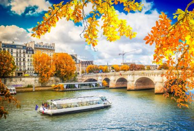 Pont Neuf ve river Seine suları ile gemi, mavi gökyüzü bulutlar, sonbahar, Fransa Paris gezisi,