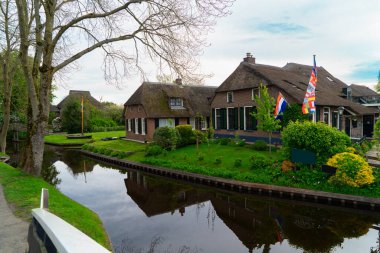 Hollanda 'nın kırsal kesimlerinde eski küçük bir kasaba olan Giethoorn' da kanallar ve botlar, Hollanda