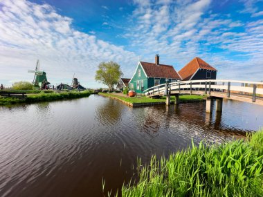 Kırsal Hollanda 'nın küçük tarihi kasabası Zaanse Schans' ın günbatımında ufuk çizgisi ilkbaharda Hollanda