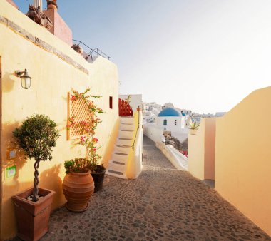 Oia caddesi, Santorini geleneksel beyaz Yunan köyü, Yunanistan