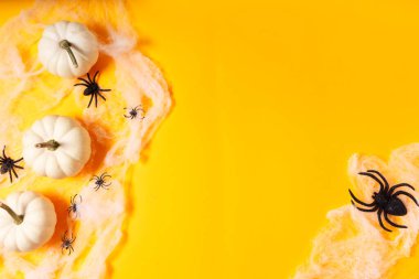 Cadılar Bayramı düz görünümü turuncu zemin üzerinde fotokopi alanı ile yatıyordu