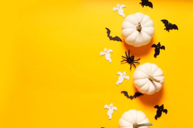 Cadılar Bayramı düz görünümü turuncu zemin üzerinde fotokopi alanı ile yatıyordu