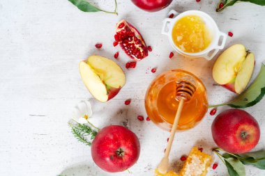 Rosh Hashana Tatili - Beyaz masa arkasında elma ve nar aromalı bal