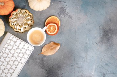 PC klavyesi, üst görünümü, çalışma masası olan beş günlük balkabağı hasadı