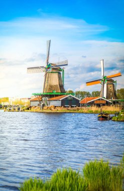 Hollanda 'nın geleneksel Zaanse Schans yel değirmenleri yaz günü Hollanda' da su üzerinde