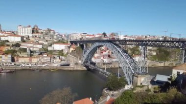 Parlak bir günde eski kasaba Porto 'nun renkli manzarası Portekiz' de Douro nehri üzerinde Ponte Dom Luis köprüsü. Oporto, turistik Akdeniz şehri