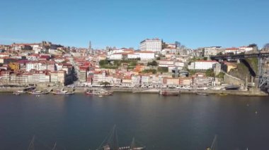 Parlak bir günde eski kasaba Porto 'nun renkli manzarası Portekiz' de Douro nehri üzerinde Ponte Dom Luis köprüsü. Oporto, turistik Akdeniz şehri
