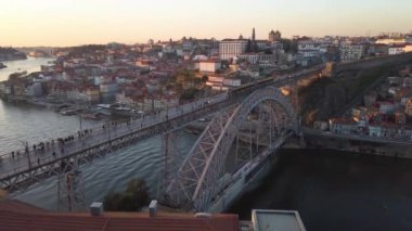 Eski kasaba Porto 'nun renkli manzarası, Portekiz' de Douro nehrinin üzerindeki Ponte Dom Luis köprüsü. Oporto, turistik Akdeniz şehri