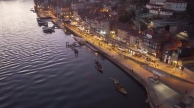 Parlak bir günde eski kasaba Porto 'nun renkli manzarası Portekiz' de Douro nehri üzerinde Ponte Dom Luis köprüsü. Oporto, turistik Akdeniz şehri