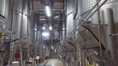 Metal şarap tankları, şarap mahzeni.