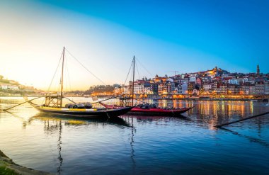 Resim gibi, eski kasaba Porto 'da günbatımında renkli manzara, Portekiz' de Douro nehri üzerinde Ponte Dom Luis köprüsü. Oporto, turistik Akdeniz şehri