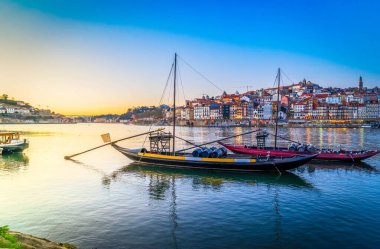 Resim gibi, eski kasaba Porto 'da günbatımında renkli manzara, Portekiz' de Douro nehri üzerinde Ponte Dom Luis köprüsü. Oporto, turistik Akdeniz şehri