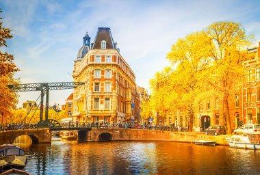 kanal halkası üzerinde eski şehir, sonbaharda Amsterdam, Hollanda
