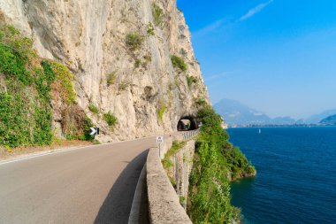 Garda Gölü 'nde dolambaçlı yol, İtalya