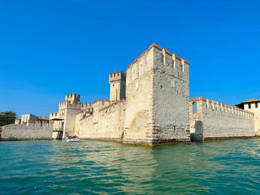Yazın Garda Gölü, eski Sirmione kasabası, berrak su ve güzel doğa.