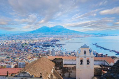 Napoli 'nin panoramik şehir manzarası Vezüv yanardağı ile gün batımında, İtalya