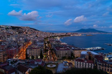 Napoli 'nin panoramik şehir manzarası Vesuvius volkanı ile geceleyin, İtalya