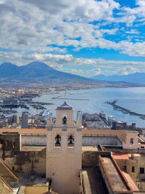 Napoli 'nin panoramik şehir manzarası Vezüv yanardağı ile gün batımında, İtalya