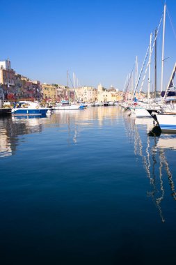 Marina Grande liman renkli eski evleri ve teknelerin Procida Island, İtalya