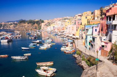 Yazın limanı olan Procida Adası renkli bir kasaba, İtalya