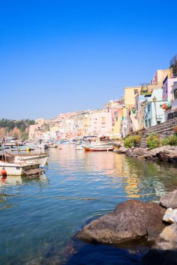 Yazın limanı olan Procida Adası renkli bir kasaba, İtalya