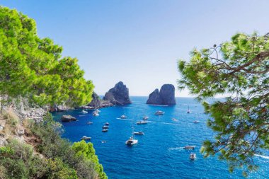 Ünlü Faraglioni Kayalıkları ve Capri Adası coast, İtalya, tonda retro