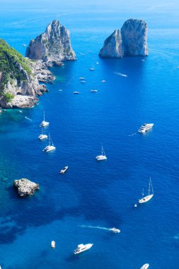 Ünlü Faraglioni Kayalıkları ve Capri Adası coast, İtalya, tonda retro