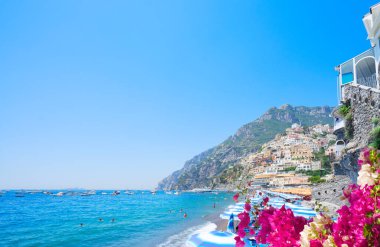 Positano 'nun deniz ve plajı - İtalya' nın ünlü eski İtalyan tatil beldesi, retro tonlu