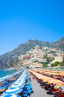 Positano 'nun şemsiyeleri ile deniz ve sahil - İtalya' nın ünlü eski İtalyan tatil beldesi
