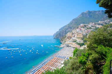 Plaj Positano yukarıda - ünlü eski İtalyanca resort, İtalya