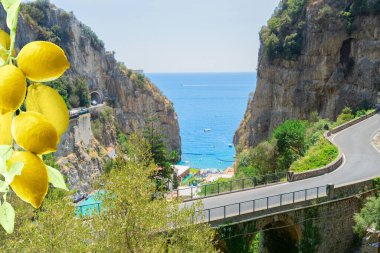 Amalfi yaz kıyıları ve Tyrhenian denizi, İtalya 'nın pitoresk virajlı yolu