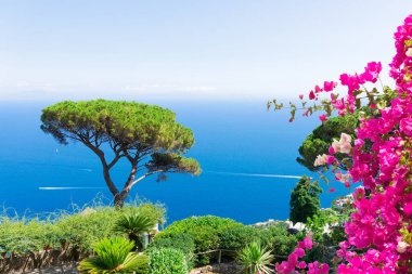 Tiren Denizi suları ve Amalfi kıyılarının doğası, İtalya