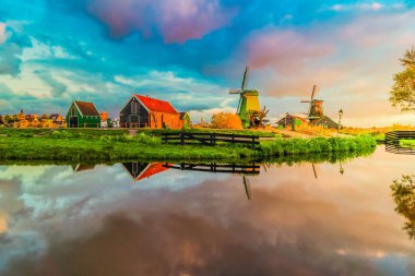 Hollanda 'nın kırsal kesimindeki Zaanse Schans kasabası günbatımında ufuk çizgisi