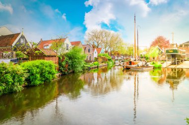 Hollanda 'nın kırsal kesimlerinde geleneksel küçük bir kasaba olan Edam, Hollanda