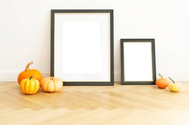 Çekici çerçeveler ve balkabakları barındıran ılık ve hoş bir sonbahar dekoru mevsimsel tasarım yaratmak için ideal.