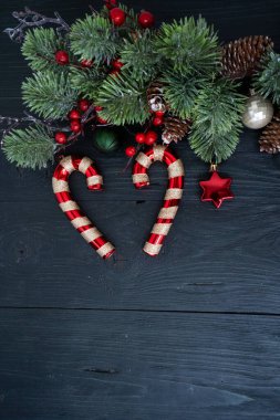 Şeker kamışlarıyla renkli Noel süslemeleri, parlak süsler, ve güzel bir şekilde sarılmış kırmızı kurdele.