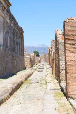 Arka planda Vesuvius volkanı olan Pompeii harabelerinde bir sokak, İtalya