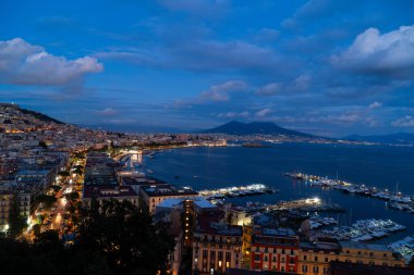 Napoli 'nin panoramik şehir manzarası Vesuvius volkanı ile geceleyin, İtalya