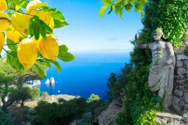 İtalya 'nın Capri Adası' nın güzel İtalyan doğası ve mimarisi.
