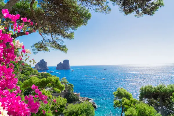 Ünlü Faraglioni Kayalıkları ve Capri Adası coast, İtalya, tonda retro