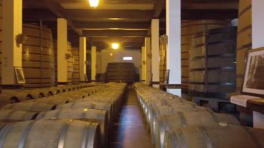 Şarap mahzeni, ahşap fıçılar.