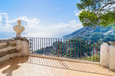 Ravello köyü parkı. İtalya 'nın Amalfi sahillerinde antik heykeller var.