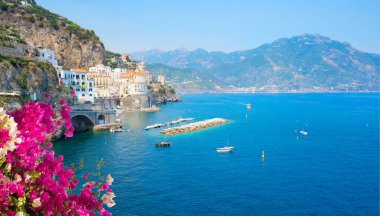 Amalfi yaz kıyıları ve tekneli Tyrhenian denizi, İtalya